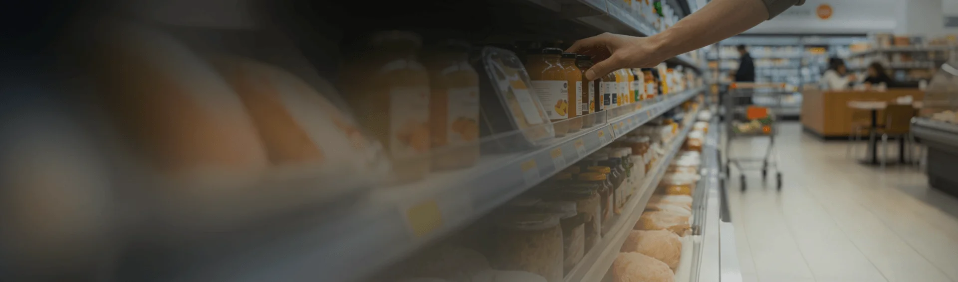 批发门店货架商品陈列与选购场景，展示思迅批发商城小程序的线上订货能力