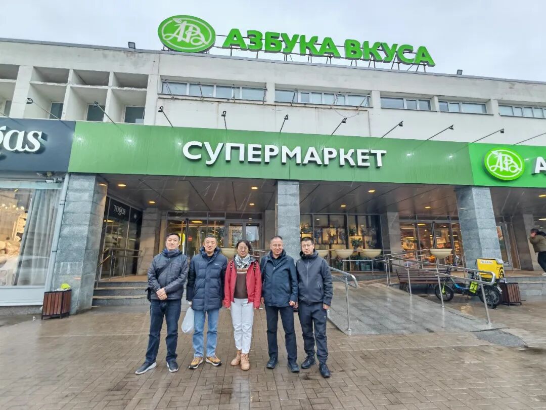 思迅伙伴俄罗斯考察-知名超市外合影-03.jpg 思迅伙伴俄罗斯考察-知名超市外合影-03.jpg