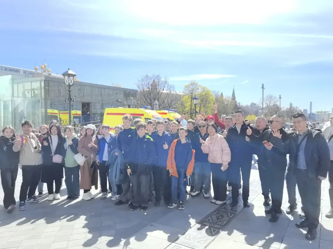 思迅精英伙伴-圣彼得堡城市游览合影-09.jpg 思迅精英伙伴-圣彼得堡城市游览合影-09.jpg
