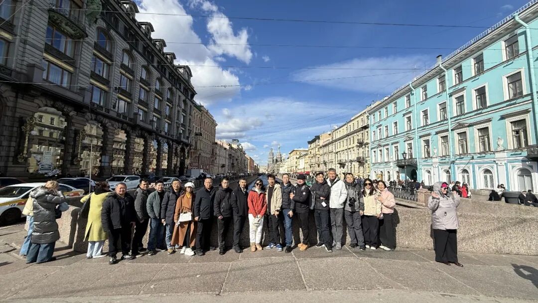 思迅伙伴漫步圣彼得堡-涅瓦大街合影-15.jpg 思迅伙伴漫步圣彼得堡-涅瓦大街合影-15.jpg